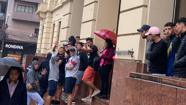 Crónica / En plena lluvia y frente al Banco, futbolistas de Capiatá se manifestaron