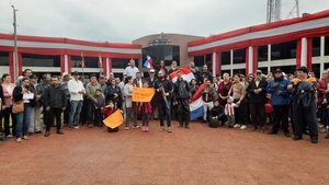 Liderados por intendente cartista en Coronel Oviedo un grupo se manifestó contra la transformación educativa - Nacionales - ABC Color
