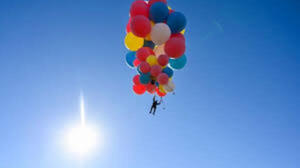 Diario HOY | Video: Momento en que máquina infla globos explota y "hace volar" a joven