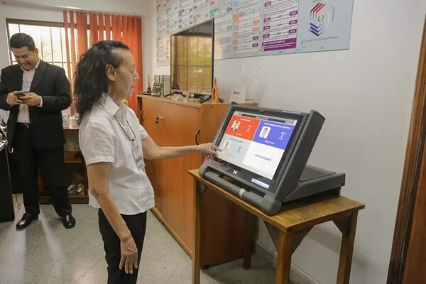 Auditan pantallas de las máquinas de votación que se utilizarán para comicios en Pedro Juan - Política - ABC Color