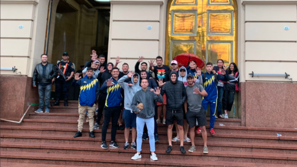 Jugadores de Capiatá se manifestaron frente a BNF por sueldos atrasados