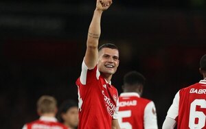 Arsenal derrota al PSV y mantiene su marcha perfecta en la Europa League