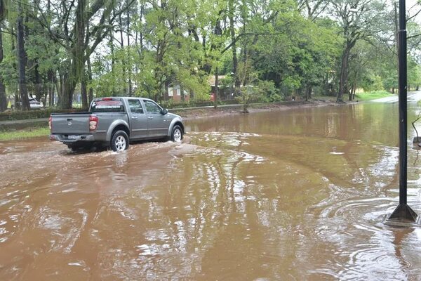 Intensa lluvia inunda varias zona bajas de Ciudad del Este - ABC en el Este - ABC Color