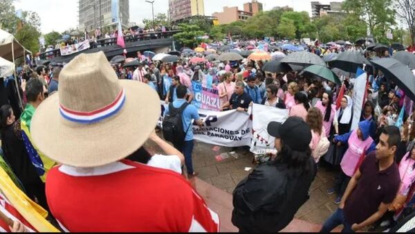 MEC convoca a un Congreso Nacional "para debatir", tras multitudinaria marcha
