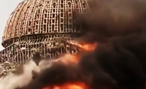 Impactante video del momento en el que se derrumba la cúpula de mezquita en Indonesia tras incendio