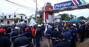 La Nación / Petropar usa a funcionarios