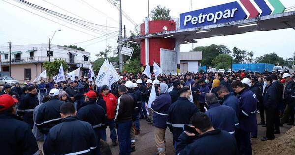 La Nación / Petropar usa a funcionarios