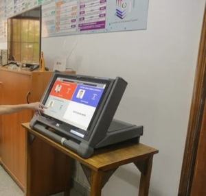 Auditan pantallas de las máquinas de votación que se utilizarán para elecciones en Pedro Juan