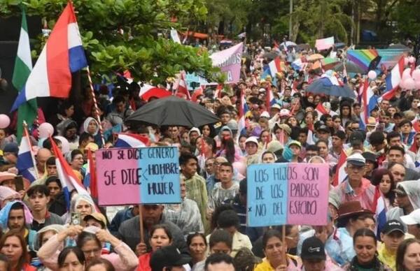 Ante masiva protesta contra reforma educativa, MEC reitera que "no existen ni se han aprobado materiales educativos oficiales con contenido de ideología de género" - San Lorenzo Hoy