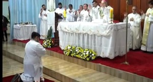 Franqueño recibe el sacramento de la ordenación sacerdotal