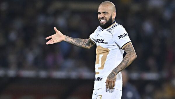 Diario HOY | Dani Alves interesado en compra de club portugués de Tercera división