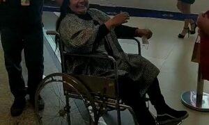 (VIDEO) Perla llegó a Paraguay en silla de ruedas y preocupa a los fans