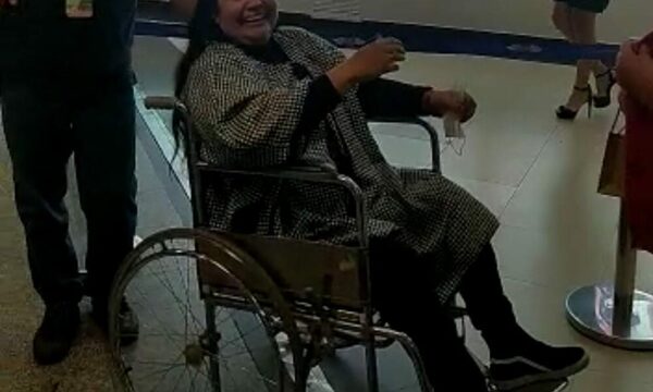 (VIDEO) Perla llegó a Paraguay en silla de ruedas y preocupa a los fans
