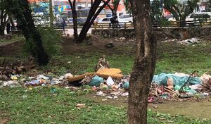 Basural y circo en la Ciclovía de Luque •