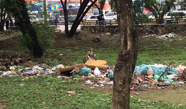 Basural y circo en la Ciclovía de Luque •