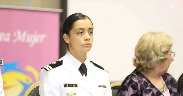 La Nación / Paz Global distinguió a la primera mujer comandante de buque de la Armada Paraguaya