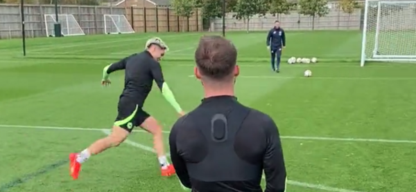 El duelo entre Julio Enciso y Alexis MacAllister en el entrenamiento del Brighton