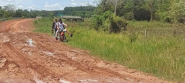 Colonos y comunidad educativa exigen mantenimiento de un camino vecinal - Nacionales - ABC Color