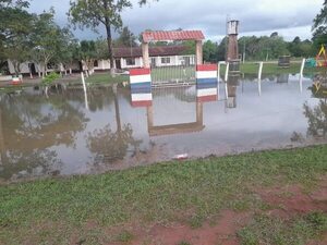 Institución educativa se inunda a raíz de taponamiento de drenaje en San Juan Nepomuceno - Nacionales - ABC Color