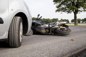 Crónica / Motoqueira quedó herida tras rozar un vehículo y precipitarse al suelo