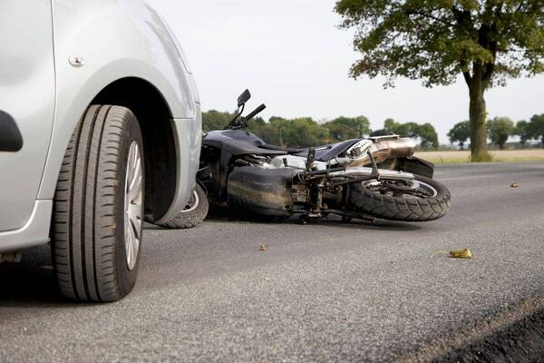 Crónica / Motoqueira quedó herida tras rozar un vehículo y precipitarse al suelo