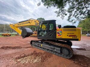 Oro Verde entregó una excavadora New Holland E215 EVO a la Gobernación de Alto Paraná