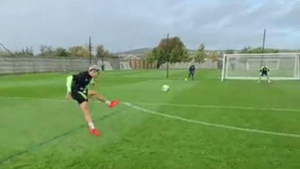 Crónica / [VÍDEO] Inglaterra: Enciso y su compí curepa practicaron quien es menos “pykarẽ”