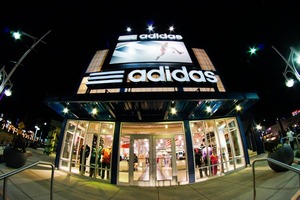Adidas baja 8,6% en bolsa tras bajar previsiones y liquidar negocio en Rusia - Revista PLUS