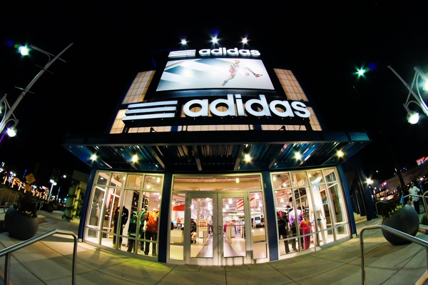 Adidas baja 8,6% en bolsa tras bajar previsiones y liquidar negocio en Rusia - Revista PLUS