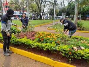 Alumnos de la Esc. Taller hermosean la Plaza de Armas de Encarnación