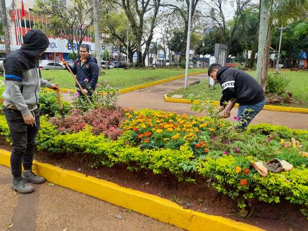 Alumnos de la Esc. Taller hermosean la Plaza de Armas de Encarnación