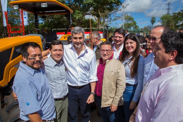 Bettina Aguilera acompañó entrega de maquinarias e implementos agrícolas para la zona norte - La Clave