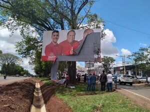 Activistas retiran propaganda electoral extemporánea en Ciudad del Este - ABC en el Este - ABC Color