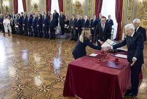 La ultraderechista Giorgia Meloni jura como primera ministra de Italia - Mundo - ABC Color