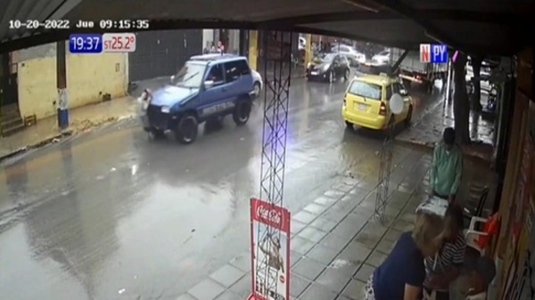 Ñemby: Camioneta arrolla a niña de 9 años al cruzar la calle - Paraguaype.com