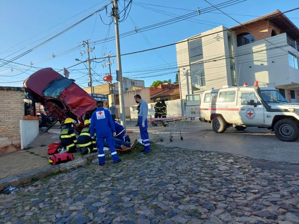 Aparatoso accidente en Asunción: Vehículo terminó “parado” por el portón de una vivienda - trece