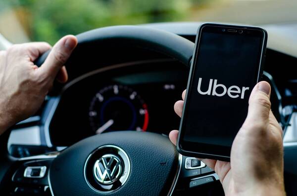 Crónica / ¡Gran gesto! Busca a chofer de Uber, pero para devolverle dinero