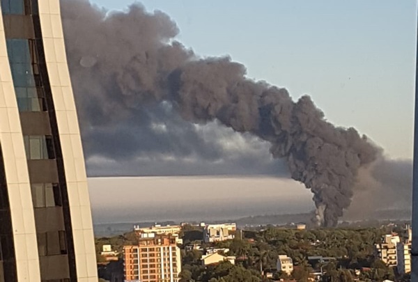 Incendio de grandes proporciones en frigorífico capitalino | 1000 Noticias