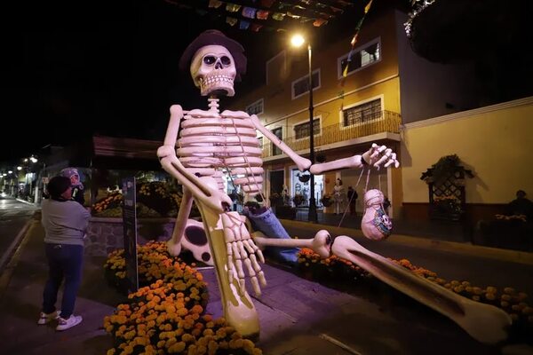 Instalan calaveras gigantes en el centro de México previo al Día de Muertos - Mundo - ABC Color