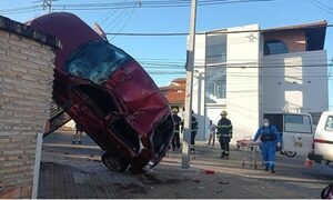 ¡Aparatoso accidente! ¡Vehículo fue a parar por una casa!