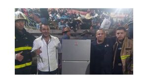 Ganó una heladera en sorteo y la donó a los bomberos