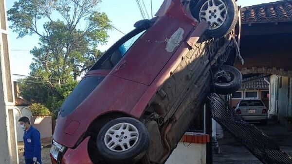 Video capta unas tres vueltas de automóvil que quedó por un portón