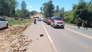Caacupeños cierran ruta PY02 contra la instalación de muros