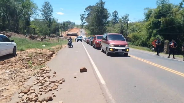 Caacupeños cierran ruta PY02 contra la instalación de muros