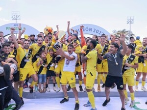 Deportivo Recoleta recibió el título de campeón de la Primera B - APF