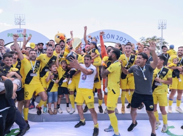 Deportivo Recoleta recibió el título de campeón de la Primera B - APF