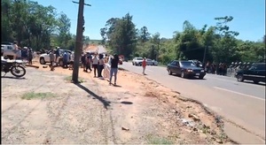 Pobladores de Ytú se manifiestan contra instalación de muros