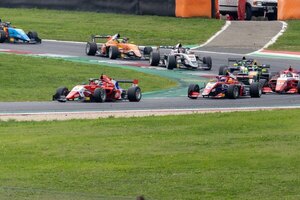 Duerksen a los puntos en la carrera 1 en Mugello