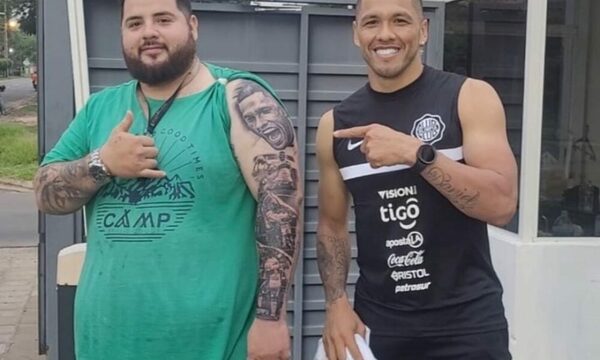 Hincha que se tatuó gol de Richard Ortiz se encontró con su ídolo y celebró
