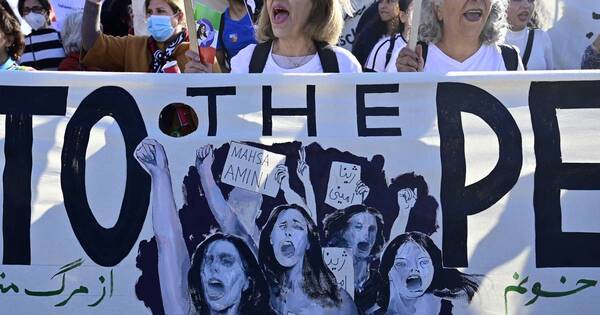 La Nación / Unas 80.000 personas manifestaron su apoyo en Berlín a las protestas en Irán